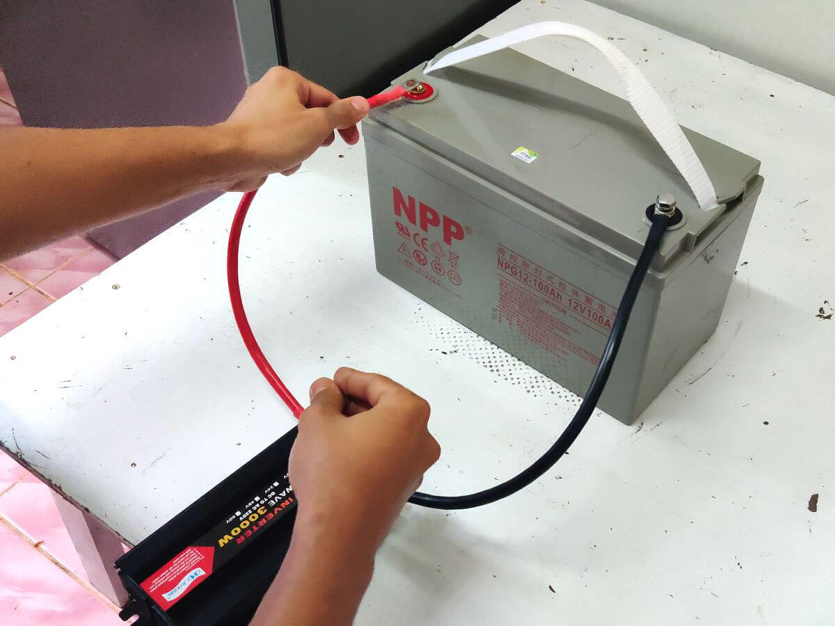 After connecting the negatives together, we connect the positive from the inverter to the positive terminal of the battery.
